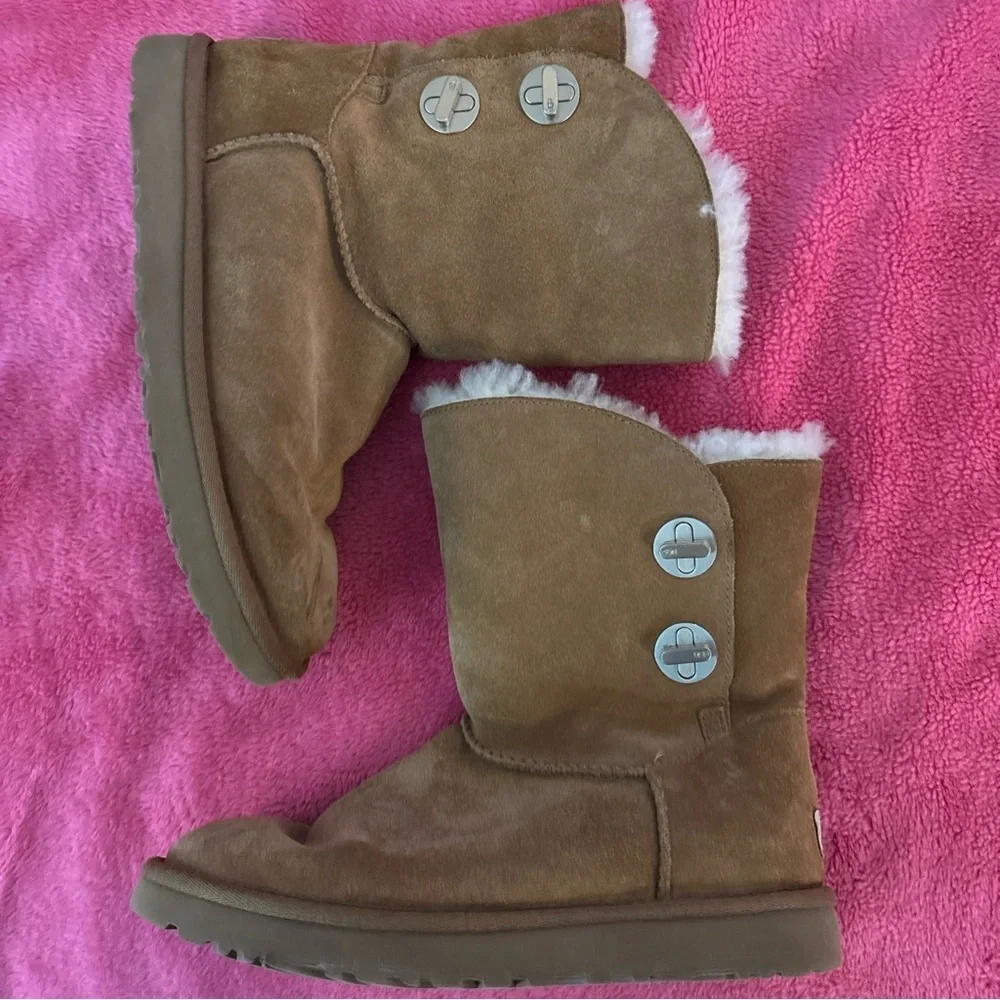 UGG Australia Classic Short Turnlock Suede Sheepskin Boots Chestnut 1094933 Sz 8